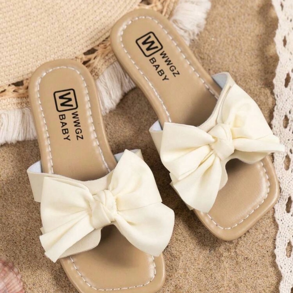 Flat sandals